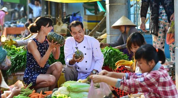 Du khách sẽ đến với chợ Châu Đốc để chọn nguyên liệu, trước khi đến với làng Chăm yên bình để tham gia lớp học nấu ăn. Ảnh: buffalotours.com Du khách sẽ đến với chợ Châu Đốc để chọn nguyên liệu, trước khi đến với làng Chăm yên bình để tham gia lớp học nấu ăn. Ảnh: buffalotours.com