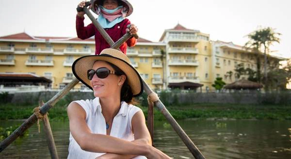 Ngồi thuyền khám phá vùng sông nước Châu Đốc. Ảnh: victoriahotels.asia Ngồi thuyền khám phá vùng sông nước Châu Đốc. Ảnh: victoriahotels.asia