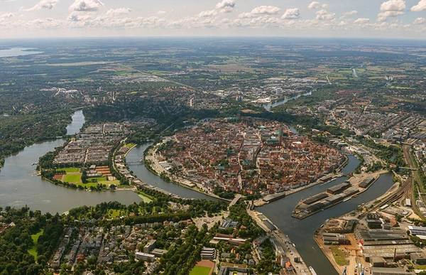 Lucbeck, Đức: Thành phố cổ này được thành lập từ năm 1143 trên một hòn đảo thuộc miền Bắc nước Đức. Nơi đây dày đặc những ngôi nhà cao tầng cùng mạng lưới đường phố chằng chịt. Có 212.000 dân chen chúc trên diện tích 250 km2.