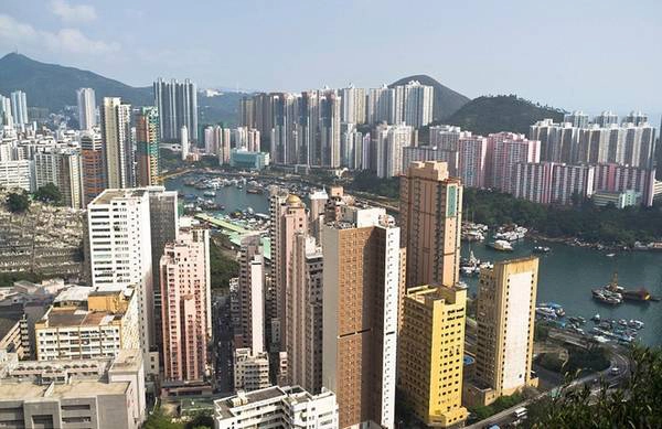 Ap Lei Chau, Trung Quốc: Nằm ngoài khơi bờ biển phía nam của đảo Hong Kong, Ap Lei Chau có diện tích khoảng 1,3 km2 và có 87.000 người sinh sống. Mật độ dân số vaò khoảng 67.000 người/km2.