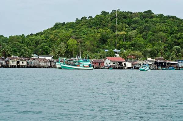 <strong>Đảo Koh Sdach </strong> nằm giữa Koh Kong và Sihanoukville. Đây là điểm dừng chân của rất nhiều tàu thuyền. Đến đây, ngoài tắm biển, bạn còn có dịp tìm hiểu về văn hóa, cuộc sống của ngư dân ở làng chài. Ảnh: PawelBienkowski. <strong>Đảo Koh Sdach </strong> nằm giữa Koh Kong và Sihanoukville. Đây là điểm dừng chân của rất nhiều tàu thuyền. Đến đây, ngoài tắm biển, bạn còn có dịp tìm hiểu về văn hóa, cuộc sống của ngư dân ở làng chài. Ảnh: PawelBienkowski.