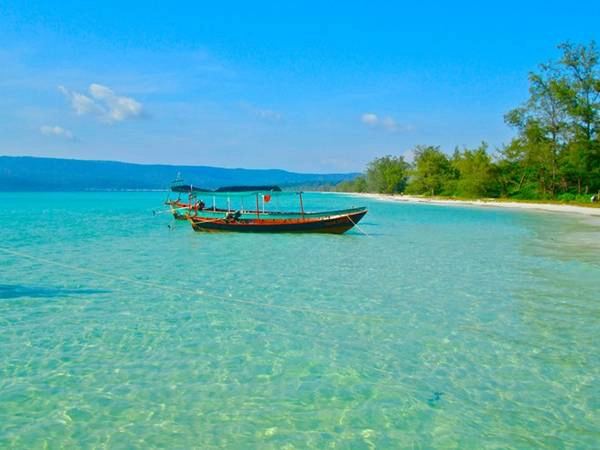 Koh Rong là hòn đảo lớn thứ 2 của Campuchia. Biển ở đảo tuyệt đẹp với cát trắng, nước biển ấm và trong vắt. Hiện nay, Koh Rong đang được chính phủ Campuchia quy hoạch để phát triển du lịch. Ảnh: sosinasia. Koh Rong là hòn đảo lớn thứ 2 của Campuchia. Biển ở đảo tuyệt đẹp với cát trắng, nước biển ấm và trong vắt. Hiện nay, Koh Rong đang được chính phủ Campuchia quy hoạch để phát triển du lịch. Ảnh: sosinasia.