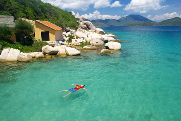Đảo Hòn Ông ở Nha Trang còn được biết đến với tên gọi là đảo Cá Voi. Đảo Hòn Ông ở Nha Trang còn được biết đến với tên gọi là đảo Cá Voi.