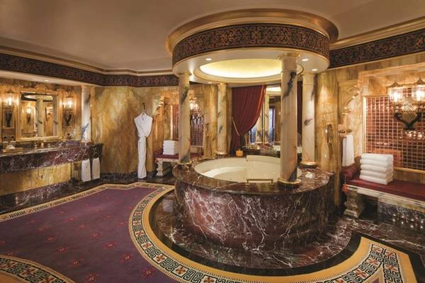 Burj Al Arab, Dubai, Các tiểu vương quốc Ả Rập thống nhất: Được coi là khách sạn sang trọng nhất thế giới, Burj Al Arab đem lại cho du khách những trải nghiệm xa xỉ, từ đưa đón bằng xe sang tới iPad dát vàng. Phòng Royal trải rộng 2 tầng có 3 phòng tắm, trong đó phòng lớn nhất là 108 m2, với bồn tắm kiểu rotunda, nội thất bằng đá cẩm thạch, họa tiết vàng ròng, cùng các sản phẩm của Hermes.