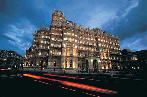 <strong>Langham, London, Anh: </strong> Khách sạn cao cấp này từng là nơi trú chân của những nhân vật nổi tiếng thế giới như Oscar Wilde hay Mark Twain. Bên cạnh danh tiếng đáng tự hào của nó, Langham cũng phải đối mặt với những tin đồn ma quái. Một trong những căn phòng bị ám nặng nhất ở đây là 333. Những linh hồn bị đồn tồn tại trong khách sạn này gồm có một hoàng tử người Đức, một người đàn ông đã giết vợ của mình ngay trong tuần trăng mật, một người đàn ông với vết thương đẫm máu trên mặt cùng một số hầu phòng, quản gia.