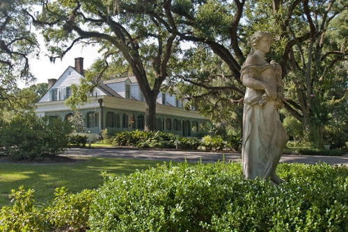 <strong>Điền trang The Myrtles, St. Francisville, Louisiana, Mỹ: </strong> Ngôi nhà Myrtles Plantation ở bang Louisiana là một trong những địa điểm nổi tiếng vì bị cho là có ma ám trên nước Mỹ. Một trong những hồn ma nổi tiếng ở đây là Chloe. Cô từng là nô lệ trong điền trang này và đã đầu độc bà chủ nhà của mình. Sau đó, Chloe đã bị những người nô lệ khác giết chết để trừng phạt vì tội lỗi gây ra.