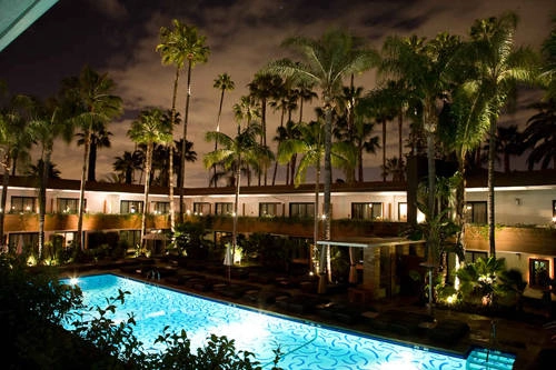 <strong>Roosevelt, Los Angeles, Mỹ: </strong> Đây là khách sạn yêu thích một thời của Marilyn Monroe. Do đó, nơi đây cũng bị đồn là nơi mà hồn ma mỹ nhân Hollywood thường trở về. Nhiều người cho biết họ đã bắt gặp cô đi lang thang khắp nơi, nhảy múa trong phòng khiêu vũ hoặc nhìn chằm chằm vào chiếc gương trong căn phòng yêu thích của mình - số 229. Ngoài ra, người ta cũng thường nghe thấy tiếng kèn trumpet từ căn phòng 928.