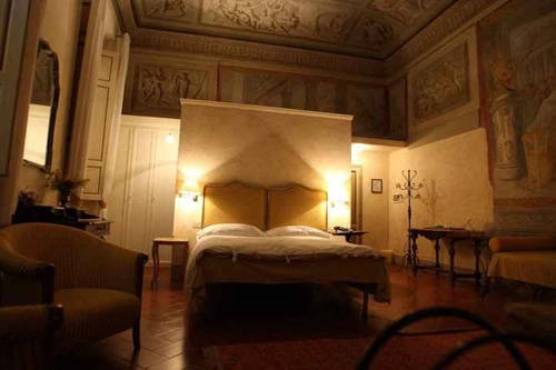 <strong>Burchianti, Florence, Italy: </strong> Nếu qua đêm ở đây và vô tình nhìn thấy bóng người lạ nhảy múa ngoài hành lang, hay một phụ nữ lặng lẽ ngồi đan len trên ghế ở sảnh, bạn chớ vội sợ hãi. Đó đơn giản chỉ là một trong số ít những hồn ma xuất hiện tại khách sạn này. Nhiều du khách cho biết đôi khi họ nhìn thấy những đốm sáng và cảm thấy lạnh gáy, rồi bất chợt bị ai đó nắm tay hay một hơi thở băng giá thổi ở phía sau mình.