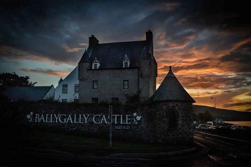 <strong>Ballygally Castle, Ballygally, Bắc Ireland: </strong> Lâu đài cổ này bị ám bởi một người phụ nữ có cuộc đời đau khổ - Isobella Shaw. Truyền thuyết kể rằng sau khi sinh con gái, cô bị giam giữ trong một căn phòng và bỏ đói do không sinh được con trai thừa kế cho nhà chồng. Isobella sau đó đã chết trong lúc cố gắng trốn thoát. Hơn 400 năm sau, du khách vẫn truyền tai nhau về câu chuyện hồn ma này vẫn lẩn khuất đâu đó trong lâu đài để tìm con gái. Căn phòng cô ở trước kia được cải tạo và đặt tên là The Ghost Room và mở cửa phục vụ du khách.