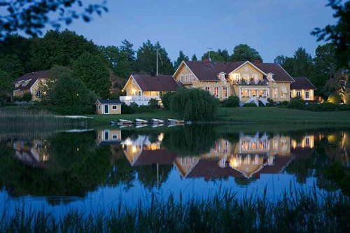 <strong>Toftaholm Herrgård, Lagan, Thụy Điển: </strong> Chuyện kể rằng có một chàng trai nghèo đã đem lòng yêu con gái của một nhà giàu có. Khi phát hiện ra chuyện tình này, người cha đã ép cô gái lấy một người khác. Chàng trai vì đau buồn đã tự vẫn trong căn phòng số 324 ngay trong đám cưới của người yêu. Ngày nay, hồn ma của chàng trai vẫn đi lại quanh đây, và không ít du khách cho rằng họ đã nhìn thấy linh hồn tội nghiệp này.