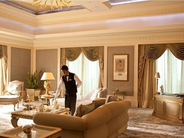 Tận hưởng sự xa hoa trong phòng Palace rộng 680 m<sup>2</sup> và có giá 15.000 USD một đêm ở khu nghỉ dưỡng Emirates Palace ở Abu Dhabi.