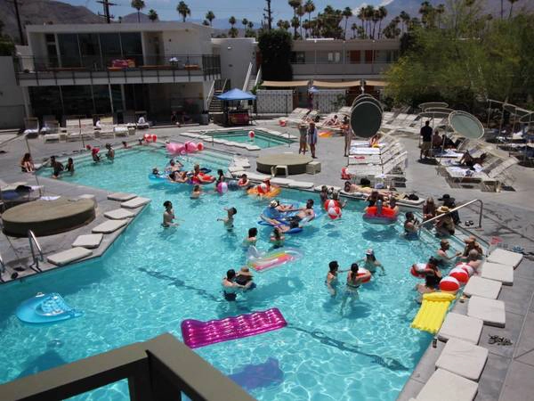 <strong>Khách sạn có khung cảnh hồ bơi đẹp nhất: </strong>Ace Hotel and Swim Club, Palm Springs, California, Mỹ. Giá phòng từ 129 USD/mỗi đêm. Ảnh: Flickr/Carlos Pacheco