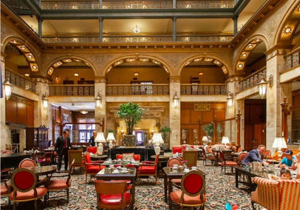 4. Brown Palace Hotel and Spa, Colorado Công trình này nổi bật với sự sang trọng, cổ điển của những bộ bàn ghế cổ bọc nhung đỏ, nội thất gỗ xa xỉ 100 năm tuổi, những bức tường bằng đá cẩm thạch. Bởi vậy mà nó từng được các đời Tổng thống Teddy Roosevelt, Barack Obama và Calvin Coolidge lựa chọn. 4. Brown Palace Hotel and Spa, Colorado: Công trình này nổi bật với sự sang trọng, cổ điển của những bộ bàn ghế cổ bọc nhung đỏ, nội thất gỗ xa xỉ 100 năm tuổi, những bức tường bằng đá cẩm thạch. Bởi vậy mà nó từng được các đời Tổng thống Teddy Roosevelt, Barack Obama và Calvin Coolidge lựa chọn.