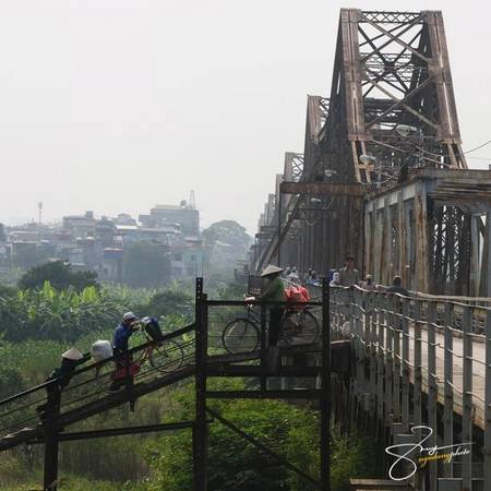 Đây cũng là cây cầu hiếm hoi ở nước ta, các phương tiện di chuyển phía bên trái đường.