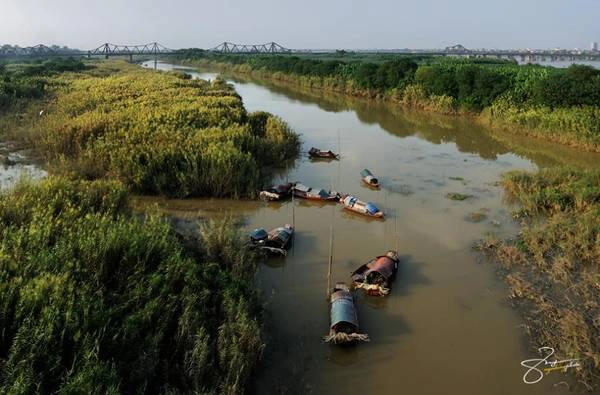 Chỉ cách trung tâm thành phố khoảng 2 km, nhưng cuộc sống của người dân nơi đây dường như hoàn toàn tách biệt.