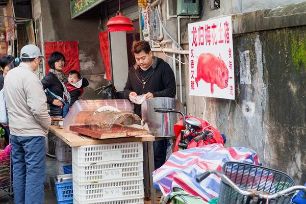 Cửa hàng bán thịt trong chợ xép.