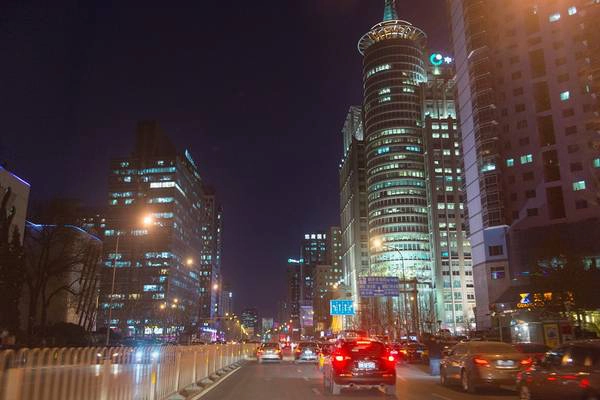 Trung tâm thành phố khi mặt trời mới lặn.