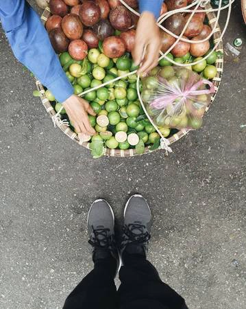 Thu là mùa xuất hiện loài chanh vỏ xanh lòng đào nức tiếng. Thứ chanh này chỉ đậu quả trong 2 tháng, từ tháng 8 đến tháng 10 hàng năm. Vị chua thơm ngon rất riêng, không loại chanh nào khác có được. Chanh đào ngâm mật ong còn là thứ thuốc đặc trị cho những cơn ho trong ngày gió lạnh.