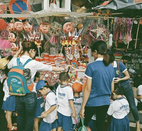 Dù là người lớn hay trẻ nhỏ, cư dân thủ đô vẫn không bỏ được thói quen dạo phố Hàng Mã, ngó nghiêng từng món đồ chơi giấy bồi nhiều màu sắc trong những ngày sang thu. Các món thủ công như đèn kéo quân, đèn cù, đầu sư tử, đầu lân… dù yếu thế hơn đồ chơi điện tử vẫn giữ nguyên vị trí độc tôn trong lòng mọi người.