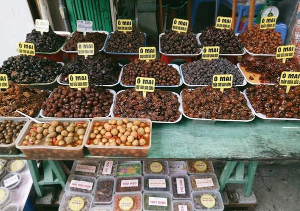 Vào mùa thua, sấu chín, ô mai sấu dầm đúng vị chỉ được bày bán trong độ chục ngày. Miếng sấu thấm muối ớt, vừa chua lại ngọt, mặn vừa đủ mà cũng cay the the. Thức quà này đơn giản mà dễ gây nghiện. Qua thu, chỉ còn lại những món đồ công nghiệp, không còn cái cảm giác tròn vị, ngửi mùi là thấy nước bọt ứa ra.