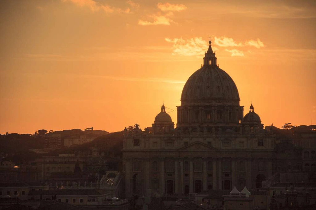 Rome, Italy: Khung cảnh buổi chiều tà yên bình được ghi lại ở nhà thờ St. Peter, bên bờ sông Tiber. Trên nền trời cam đào, kiến trúc cổ điển, độc đáo của nhà thờ càng hiện lên rõ nét.