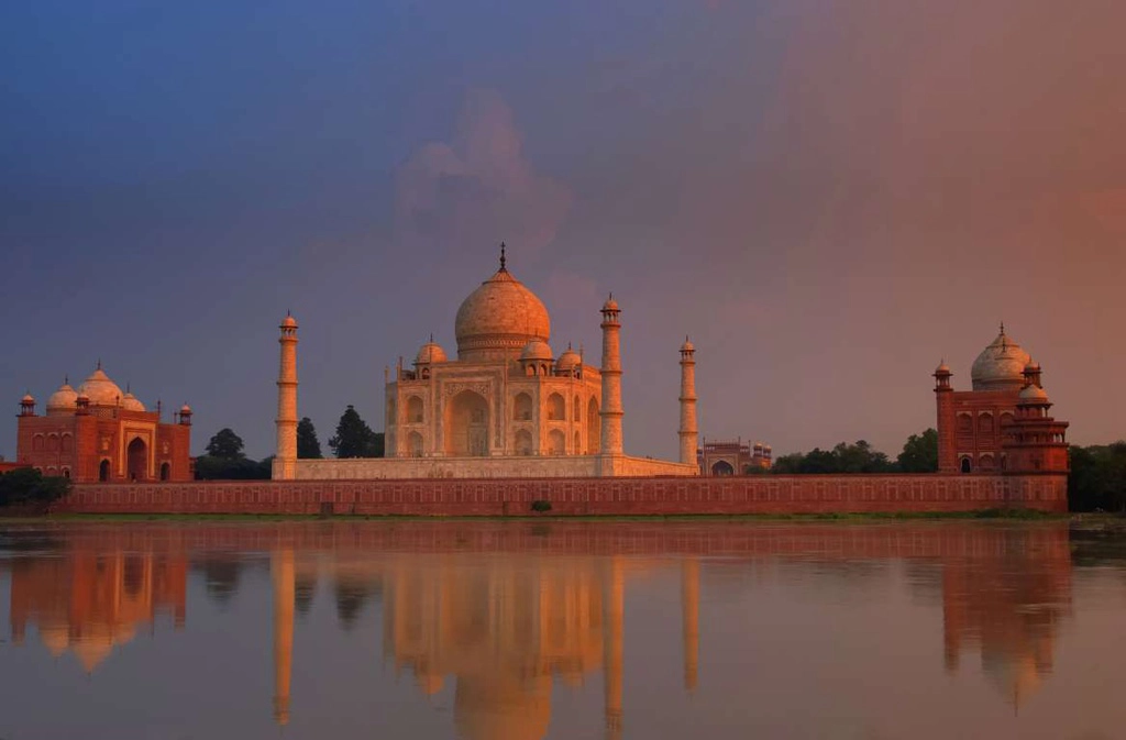 Đền Taj Mahal (Ấn Độ) giữ được vẻ đẹp tráng lệ, ngoạn mục khi mặt trời lặn. Nhìn từ xa, ngôi đền được nhuộm hồng, phảng phất nét kỳ bí, linh thiêng khi hoàng hôn buông.