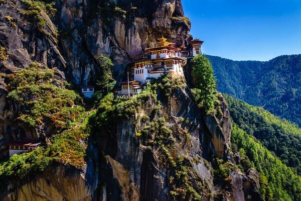 Khi lần đầu leo núi lên tu viện huyền thoại Tiger Nest ở vách núi có độ cao 3.200 m với không khí loãng thiếu oxy, nhiều người Việt gắng sức đến đích bằng niềm tin rằng nếu đặt chân đến nơi Guru Rinpoche từng thiền tịnh sẽ có được sự an lành và hạnh phúc. Ảnh: Nguyễn Thanh Tùng.