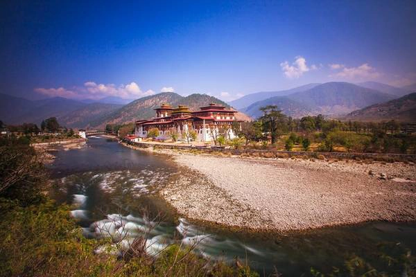 Pháo đài ở cố đô Punakha với kiến trúc hùng tráng nhưng gần gũi. ​Trong hầu hết các pháo đài, một nửa diện tích là cơ quan hành chính địa phương, nửa kia là tu viện Phật giáo. Ảnh: Hải Piano.