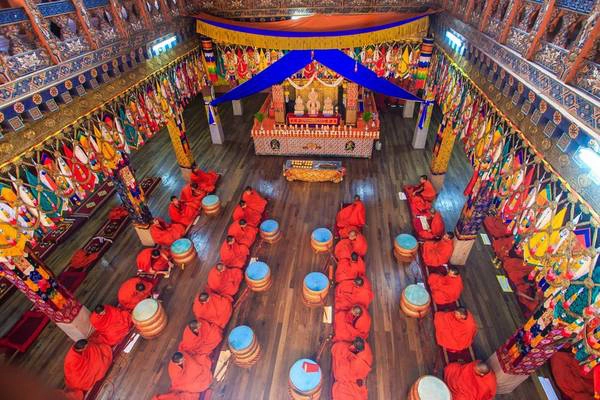  Phật giáo Himalaya hay Kim Cang Thừa là quốc giáo của Bhutan. Phật giáo tạo nên những bản sắc riêng cho văn hóa, lối sống và cả cách trị quốc của người Bhutan. Họ thường sẽ cầu nguyện 3 lần trong ngày: buổi sáng trước khi đi làm đi học, buổi chiều khi đi làm về và buổi tối trước khi đi ngủ. Và khác với một số nước châu Á, bài nguyện của họ không cầu xin cho cá nhân mình mà cầu an cho chúng sinh, nhân loại. Ảnh: Hải Piano.