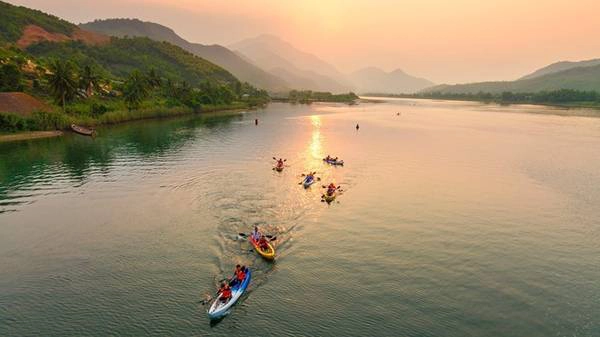 Xuôi dòng Cu Đê. Ảnh: Võ Triều Hải.