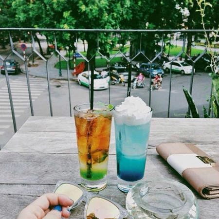 Từ phía ban công bạn có thể nhìn ra đường Tông Đản, cảm nhận cuộc sống sôi động của Hà Nội. Ảnh: diachiso Từ phía ban công bạn có thể nhìn ra đường Tông Đản, cảm nhận cuộc sống sôi động của Hà Nội. Ảnh: diachiso