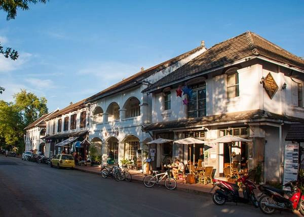 Luang Prabang được yêu thích nhờ vẻ thanh bình, tĩnh lặng, giúp du khách có một khoảng thời gian sống chậm, thảnh thơi. Đây cũng là một trong những di sản đầu tiên trên thế giới ban hành lệnh cấm hút thuốc nơi công cộng, nhằm bảo vệ sức khỏe người dân và du khách. Ảnh: Flyingfourchette. Luang Prabang được yêu thích nhờ vẻ thanh bình, tĩnh lặng, giúp du khách có một khoảng thời gian sống chậm, thảnh thơi. Đây cũng là một trong những di sản đầu tiên trên thế giới ban hành lệnh cấm hút thuốc nơi công cộng, nhằm bảo vệ sức khỏe người dân và du khách. Ảnh: Flyingfourchette.