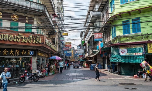 Chinatown Khám phá ẩm thực đường phố Bangkok mà bạn không ghé tới Chinatown thì chuyến đi coi như vẫn còn dang dở. Đây cũng là địa chỉ khởi nguồn cho các loại đồ ăn đường phố ở thủ đô Thái Lan và luôn hấp dẫn du khách khắp nơi tới thưởng thức. Trong số các món ngon phải kể đến là satay - một loại thịt xiên que tre, nướng trên lửa cùng sốt đậu phộng. Satay còn đi kèm dưa chuột đã trộn với hành, ớt, nước đường. Ngoài ra, món ăn nhẹ phổ biến ở đây là lod chong Singapore. Có ý kiến là loại chè ngọt này làm từ những sợi bột gạo màu xanh, gốc từ Trung Quốc nhưng được yêu thích ở đảo quốc sư tử nên mới có tên gọi đó. Ảnh: alamy Chinatown Khám phá ẩm thực đường phố Bangkok mà bạn không ghé tới Chinatown thì chuyến đi coi như vẫn còn dang dở. Đây cũng là địa chỉ khởi nguồn cho các loại đồ ăn đường phố ở thủ đô Thái Lan và luôn hấp dẫn du khách khắp nơi tới thưởng thức. Trong số các món ngon phải kể đến là satay - một loại thịt xiên que tre, nướng trên lửa cùng sốt đậu phộng. Satay còn đi kèm dưa chuột đã trộn với hành, ớt, nước đường. Ngoài ra, món ăn nhẹ phổ biến ở đây là lod chong Singapore. Có ý kiến là loại chè ngọt này làm từ những sợi bột gạo màu xanh, gốc từ Trung Quốc nhưng được yêu thích ở đảo quốc sư tử nên mới có tên gọi đó. Ảnh: alamy