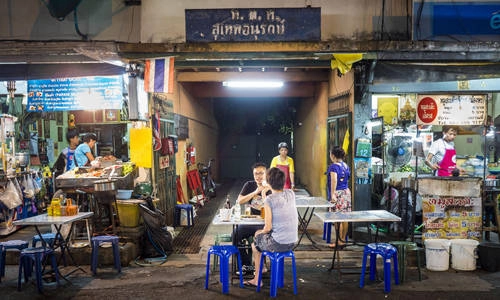 Sulkhumvit: Khu vực này gọi theo tên của con đường chạy xuyên qua, ngày nay khá nổi tiếng là điểm ăn uống của tín đồ ẩm thực Thái Lan cũng như du khách nước ngoài. Các quán cà phê, sushi rất nhiều ở Sulkhumvit. Bạn cũng có thể tìm thấy những hàng phở gà như Guaythiew Gai Sainampung, sạch sẽ, trang trí nhã nhặn và nước súp thì ngon tuyệt. Một số món ngon khác ở Sulkhumvit là cơm gà Hải Nam, pad krapao moo (cơm, thịt heo xào với ớt, húng quế), gai yang (gà nướng)... Ảnh: Alamy Sulkhumvit: Khu vực này gọi theo tên của con đường chạy xuyên qua, ngày nay khá nổi tiếng là điểm ăn uống của tín đồ ẩm thực Thái Lan cũng như du khách nước ngoài. Các quán cà phê, sushi rất nhiều ở Sulkhumvit. Bạn cũng có thể tìm thấy những hàng phở gà như Guaythiew Gai Sainampung, sạch sẽ, trang trí nhã nhặn và nước súp thì ngon tuyệt. Một số món ngon khác ở Sulkhumvit là cơm gà Hải Nam, pad krapao moo (cơm, thịt heo xào với ớt, húng quế), gai yang (gà nướng)... Ảnh: Alamy