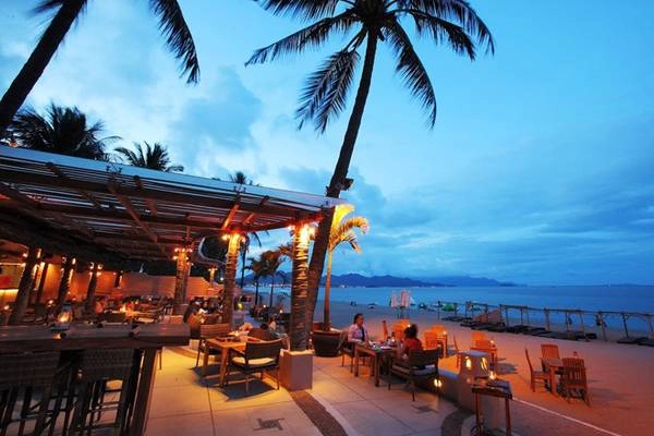 Phố Tây ở Nha Trang trải dài theo các con đường Hùng Vương, Trần Phú, Biệt Thự, Trần Quang Khải, Nguyễn Thiện Thuật. Đây là nơi tập trung du khách đến đặt phòng để khám phá thành phố của những bãi biển, vịnh, đảo tuyệt đẹp. Ảnh: Free-stock-illustration. Phố Tây ở Nha Trang trải dài theo các con đường Hùng Vương, Trần Phú, Biệt Thự, Trần Quang Khải, Nguyễn Thiện Thuật. Đây là nơi tập trung du khách đến đặt phòng để khám phá thành phố của những bãi biển, vịnh, đảo tuyệt đẹp. Ảnh: Free-stock-illustration.
