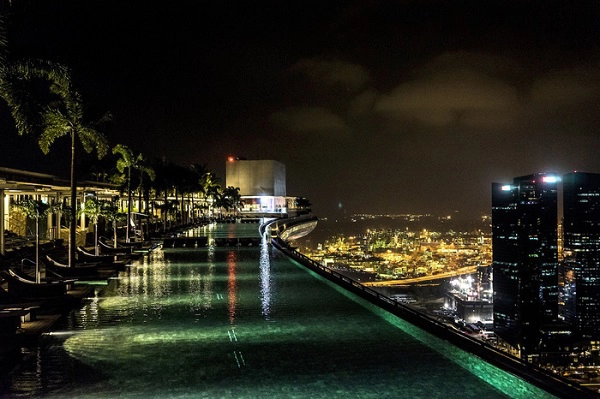 Hồ bơi vô cực ở Sky Park - Ảnh: Suzanne Lee