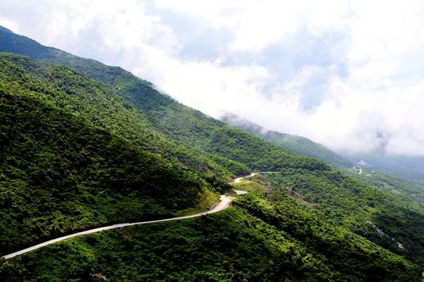 Đèo vắt qua núi như một con trăn khổng lồ. Đèo vắt qua núi như một con trăn khổng lồ.