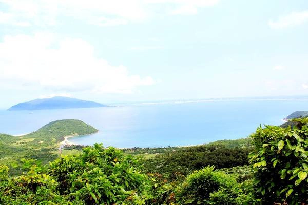 Biển trong xanh nhìn từ trên đèo. Biển trong xanh nhìn từ trên đèo.