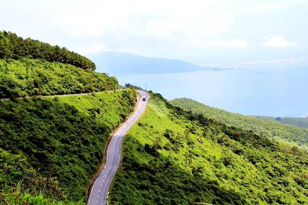 Con đường khiến bao người mê mẩn. Con đường khiến bao người mê mẩn.