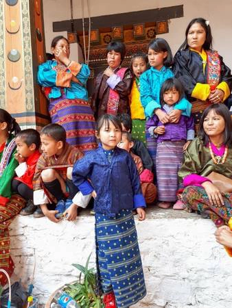 Bạn cũng đừng quá bất ngờ khi thấy nhiều ngôi nhà không khóa cửa hay một loạt đồ dùng, xe đạp được dựng trước cửa màchẳng có ai trông coi. Với một đất nước không hề có nạn trộm cắp và được mệnh danh là “quốc gia hạnh phúc nhất thế giới”như Bhutan, điều đó là hết sức bình thường. Những bộ trang phục truyền thống đầy màu sắc của người dân Bhutan hiện lên sống động nhờ khả năng tái tạo màu ấn tượng từ Galaxy A 2017.