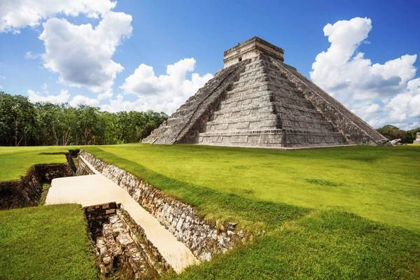 Chichen Itza, Mexico: Nằm cách vùng nghỉ dưỡng Cancun không xa, thành phố của người Maya không nằm trong rừng rậm kỳ bí, nhưng vẫn đáng để bạn bỏ công khám phá. Công trình nổi bật nhất ở đây là El Castillo, một tòa tháp cao sừng sững, với 4 mặt đều có 91 bậc thang. Nếu tính cả bậc trên cùng, tổng số bậc thang ở đây là 365, tương ứng với số ngày trong lịch của người Maya. Ảnh: Chichenitzatours. Chichen Itza, Mexico: Nằm cách vùng nghỉ dưỡng Cancun không xa, thành phố của người Maya không nằm trong rừng rậm kỳ bí, nhưng vẫn đáng để bạn bỏ công khám phá. Công trình nổi bật nhất ở đây là El Castillo, một tòa tháp cao sừng sững, với 4 mặt đều có 91 bậc thang. Nếu tính cả bậc trên cùng, tổng số bậc thang ở đây là 365, tương ứng với số ngày trong lịch của người Maya. Ảnh: Chichenitzatours.
