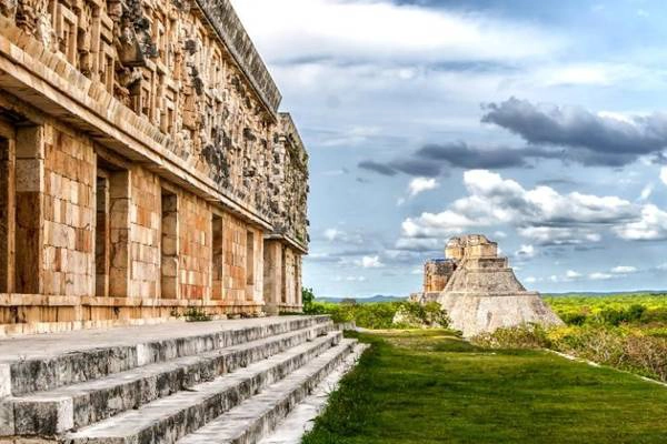 Uxmal, Mexico: Là một trong 32 di sản thế giới của Mexico, Uxmal là thủ phủ quan trọng của vùng Yucatán với khoảng 25.000 cư dân. Vị trí các tòa nhà được xây dựng từ năm 700 tới 1000 cho thấy sự hiểu biết về thiên văn. Kim tự tháp Soothsayer nằm ở chính giữa trung tâm nghi lễ, nơi có các công trình được trang trí bằng phù điêu và tượng khắc của Chaac, thần mưa. Ảnh: Telegraph. Uxmal, Mexico: Là một trong 32 di sản thế giới của Mexico, Uxmal là thủ phủ quan trọng của vùng Yucatán với khoảng 25.000 cư dân. Vị trí các tòa nhà được xây dựng từ năm 700 tới 1000 cho thấy sự hiểu biết về thiên văn. Kim tự tháp Soothsayer nằm ở chính giữa trung tâm nghi lễ, nơi có các công trình được trang trí bằng phù điêu và tượng khắc của Chaac, thần mưa. Ảnh: Telegraph.