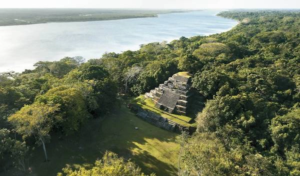 Lamanai, Belize: Thành phố cổ này có lịch sử hơn 3.000 năm, được khai quật vào những năm 1970. Tâm điểm ở đây là đền Mask, đền Jaguar và đền High. Du khách có thể đăng ký tour tham quan di tích bằng thuyền hay ngắm động vật hoang dã về đêm. Ảnh: Kaanabelize. Lamanai, Belize: Thành phố cổ này có lịch sử hơn 3.000 năm, được khai quật vào những năm 1970. Tâm điểm ở đây là đền Mask, đền Jaguar và đền High. Du khách có thể đăng ký tour tham quan di tích bằng thuyền hay ngắm động vật hoang dã về đêm. Ảnh: Kaanabelize.
