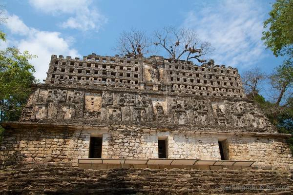 Yaxchilan, Mexico: Nằm sâu ở miền nam Mexico, di tích này cách khách sạn gần nhất hàng tiếng đi xe, và chỉ có thể tiếp cận bằng thuyền. Tuy nhiên, chính sự xa xôi biệt lập này càng làm tăng vẻ đẹp của thành phố cổ Yaxchilan, đem lại cho du khách cảm giác như phát hiện ra một vương quốc bí mật. Ảnh: Kathmanduandbeyond. Yaxchilan, Mexico: Nằm sâu ở miền nam Mexico, di tích này cách khách sạn gần nhất hàng tiếng đi xe, và chỉ có thể tiếp cận bằng thuyền. Tuy nhiên, chính sự xa xôi biệt lập này càng làm tăng vẻ đẹp của thành phố cổ Yaxchilan, đem lại cho du khách cảm giác như phát hiện ra một vương quốc bí mật. Ảnh: Kathmanduandbeyond.