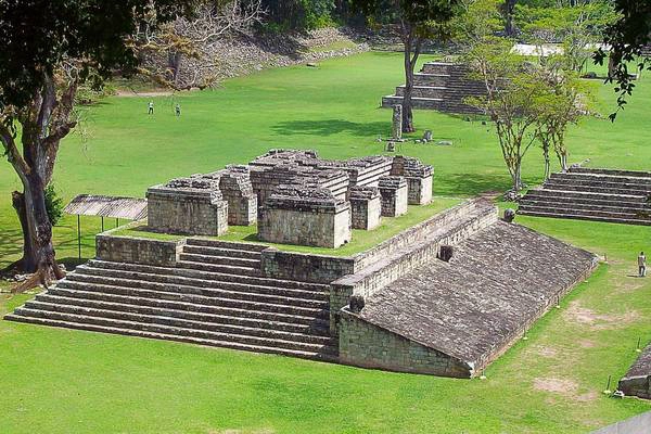Copán, Honduras: Nổi tiếng với sân bóng lớn và các cột trụ khắc hình thành viên hoàng gia, Copán phát triển rực rỡ nhất từ thế kỷ 5 tới thế kỷ 9. Nằm ở rìa phía đông của đế chế Maya, nơi này không thuận tiện cho du lịch nên thường khá vắng vẻ. Ảnh: Sunrisetravel-antigua. Copán, Honduras: Nổi tiếng với sân bóng lớn và các cột trụ khắc hình thành viên hoàng gia, Copán phát triển rực rỡ nhất từ thế kỷ 5 tới thế kỷ 9. Nằm ở rìa phía đông của đế chế Maya, nơi này không thuận tiện cho du lịch nên thường khá vắng vẻ. Ảnh: Sunrisetravel-antigua.