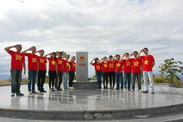 Nhóm bạn trẻ mặt đồng phục áo cờ Việt Nam và thực hiện chào mốc 0 tại ngã ba biên giới Việt Nam - Lào - Campuchia. Nhóm bạn trẻ mặt đồng phục áo cờ Việt Nam và thực hiện chào mốc 0 tại ngã ba biên giới Việt Nam - Lào - Campuchia.