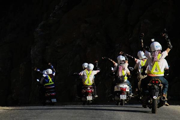 Hà Giang là cung đường phượt với những khúc quanh co khúc khuỷu và khó khăn. Những khoảnh khắc đùa vui dọc đường làm cho chuyến hành trình bớt căng thẳng và mệt mỏi. Hà Giang là cung đường phượt với những khúc quanh co khúc khuỷu và khó khăn. Những khoảnh khắc đùa vui dọc đường làm cho chuyến hành trình bớt căng thẳng và mệt mỏi.