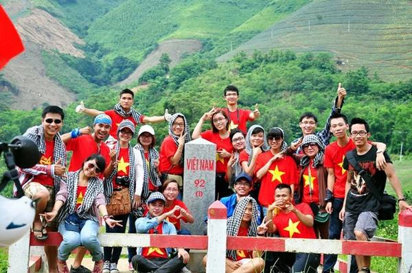 Các bạn trẻ thể hiện tình cảm yêu đất nước khi đến thăm mốc giới 92(1) nơi con sông Hồng chảy vào đất Việt tại Lủng Pô, Bát Xát, Lào Cai. Các bạn trẻ thể hiện tình cảm yêu đất nước khi đến thăm mốc giới 92(1) nơi con sông Hồng chảy vào đất Việt tại Lủng Pô, Bát Xát, Lào Cai.
