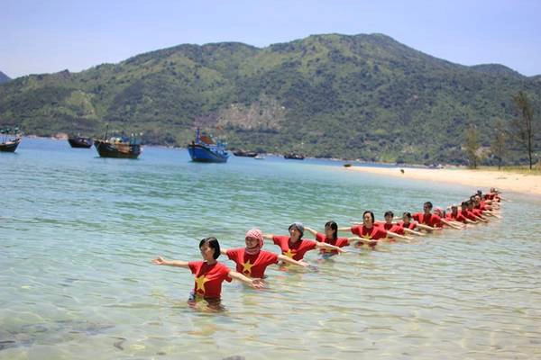 Các bạn trẻ thể hiện tình yêu nước tại Hòn Nưa, ranh giới của hai tỉnh Khánh Hòa và Phú Yên trong hành trinh chinh phục cực Đông. Các bạn trẻ thể hiện tình yêu nước tại Hòn Nưa, ranh giới của hai tỉnh Khánh Hòa và Phú Yên trong hành trinh chinh phục cực Đông.