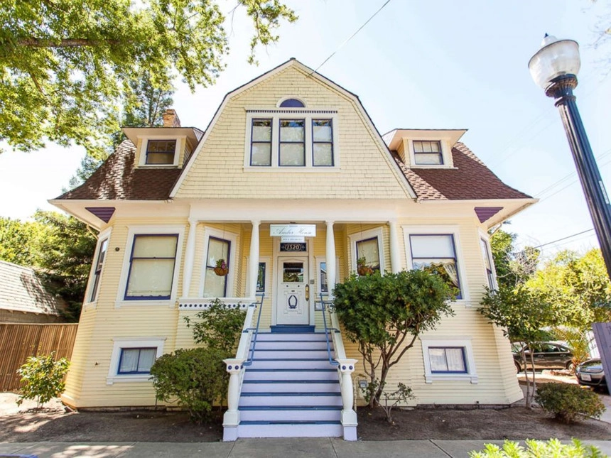 "Lady Bird” - Sacramento, California, Mỹ: Sacramento, thủ phủ của tiểu bang California, là một thành phố nhỏ, hiền hòa và thường bị lu mờ bởi những đô thị rộng lớn, náo nhiệt khác. Trong bộ phim “Lady Bird”, thành phố Sacramento yên bình và nhỏ bé đã khiến Lady Bird chán nản và muốn rời bỏ nhưng chính ánh nắng nhẹ của California, những chuyến đi dạo lãng mạn, cùng sự ấm cúng của gia đình lại khiến cô day dứt trong nỗi nhớ và quyết định trở về. Ảnh: Oyster. "Lady Bird” - Sacramento, California, Mỹ: Sacramento, thủ phủ của tiểu bang California, là một thành phố nhỏ, hiền hòa và thường bị lu mờ bởi những đô thị rộng lớn, náo nhiệt khác. Trong bộ phim “Lady Bird”, thành phố Sacramento yên bình và nhỏ bé đã khiến Lady Bird chán nản và muốn rời bỏ nhưng chính ánh nắng nhẹ của California, những chuyến đi dạo lãng mạn, cùng sự ấm cúng của gia đình lại khiến cô day dứt trong nỗi nhớ và quyết định trở về. Ảnh: Oyster.